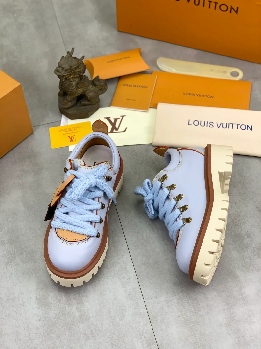 Men's shoes 💰P680 new LV | Louis Vuitton 🧡💚2025 autumn and winter new models, top version ⚠️ The counter features the latest LV REMIX lace-up mountaineering derby shoes, new hard goods 🆕 ❥BS purchasing level! Full of high-end feel! A popular model among bloggers at home and abroad, it’s retro and fashionable, and looks stunning on your feet! Mainly recommended models on the official website★ ━━━━━ ЅᏇєєt ━━━━━ ▪️Upper: top-grade first-layer cowhide ▪️Lining: imported sheepskin ▪️Outsole: original open-molded TPU non-slip outsole ▪️Sole height: 3.5cm ▪️Shoe size: Women 35-41 (41 customization is not returnable) Male 39-45 (46 customized, non-refundable)